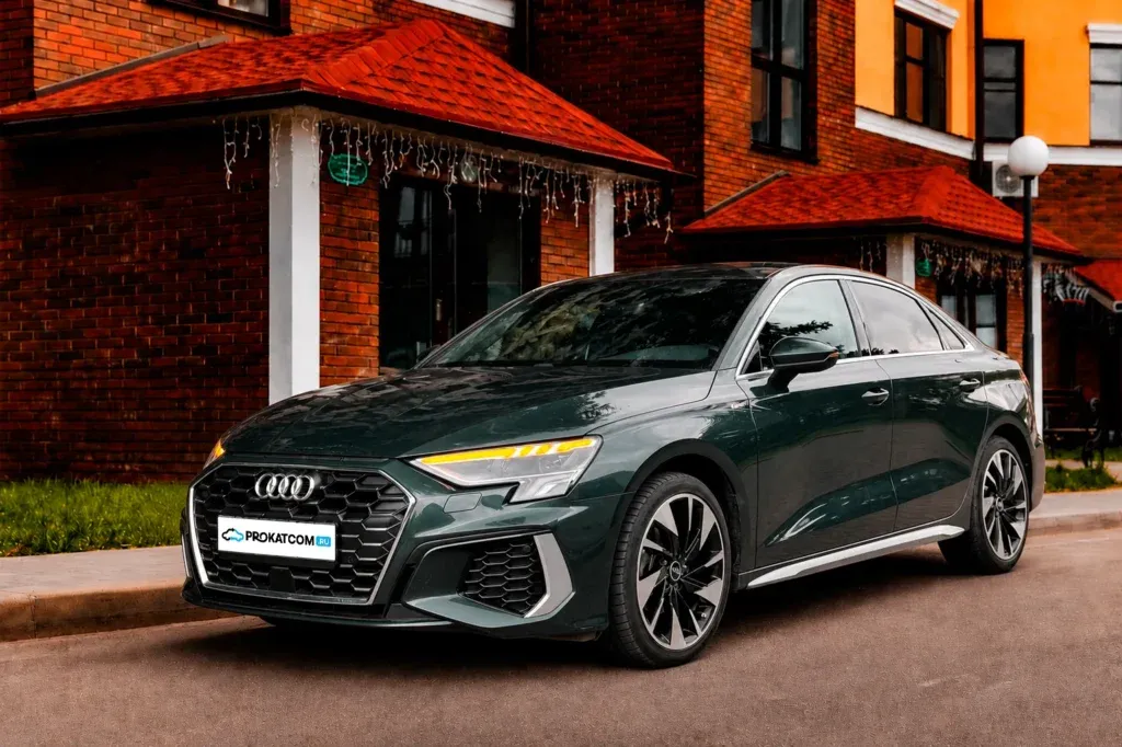Прокат авто Audi A3 2022 года класса Средний в городе Москва от 5600 руб./сутки, передний привод, двигатель: бензин, объем 1.4 литра, страховка, без водителя, недорого - Prokatcom